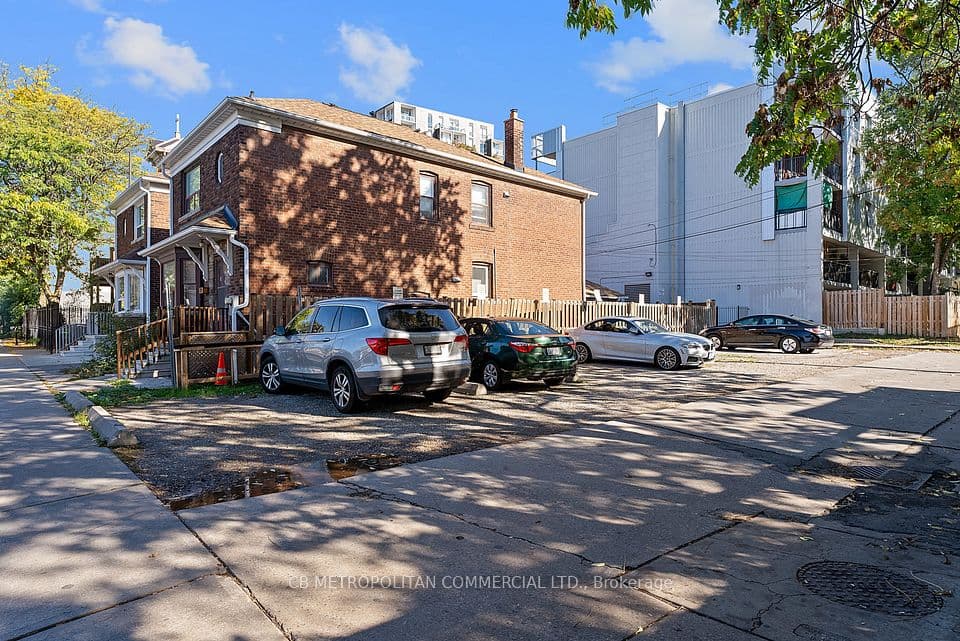 15-17 Augusta Avenue, Toronto, ON M5T 2K7 – main photo