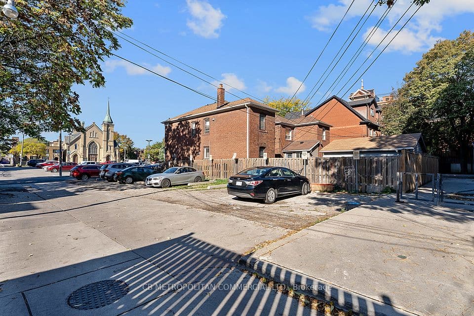 15-17 Augusta Avenue, Toronto, ON M5T 2K7 – photo 2