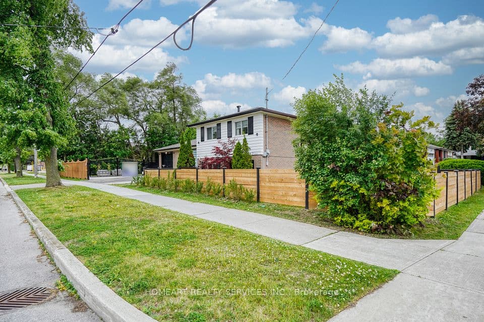 2 Lesgay Crescent, Toronto, ON M2J 2H8 – photo 3