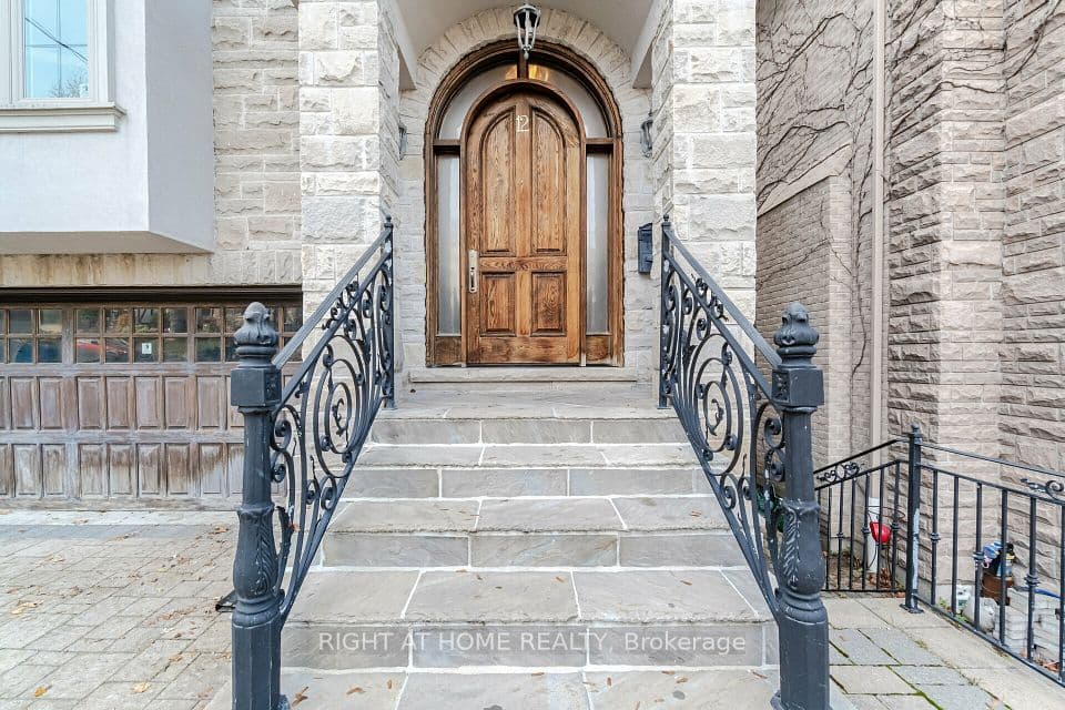 12 Walder Avenue, Toronto, ON M4P 2R5 – photo 2