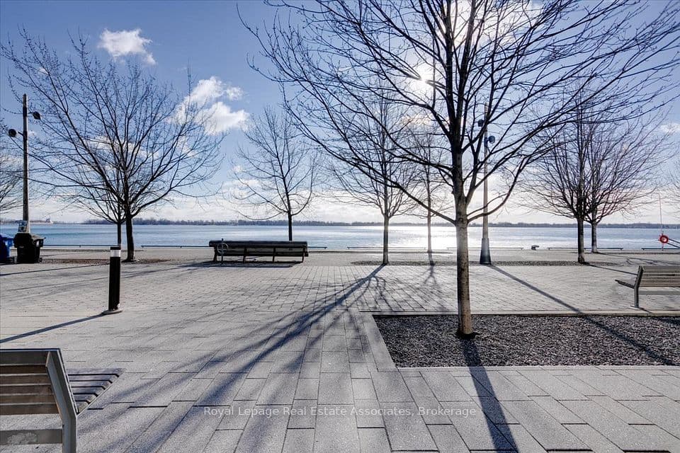 29 Queens Quay E 323, Toronto, ON M5E 0A4 – main photo