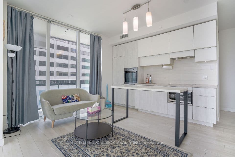 8 Eglinton Avenue E 2002, Toronto, ON M4P 0C1 – main photo