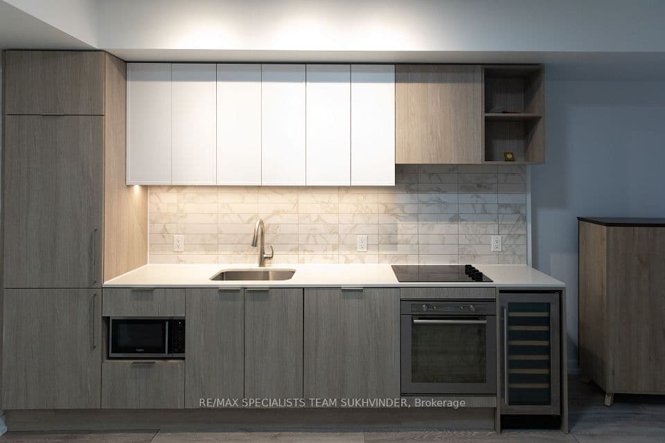 2020 Bathurst Street 637, Toronto, ON M5P 0A6 – main photo