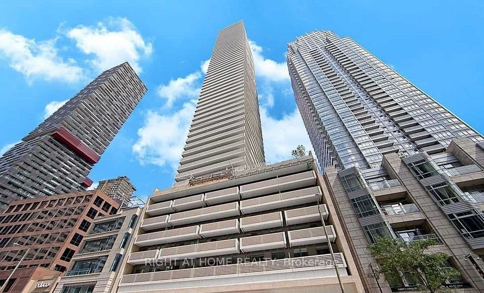 2221 Yonge Street 1706, Toronto, ON M4S 2B4 – main photo
