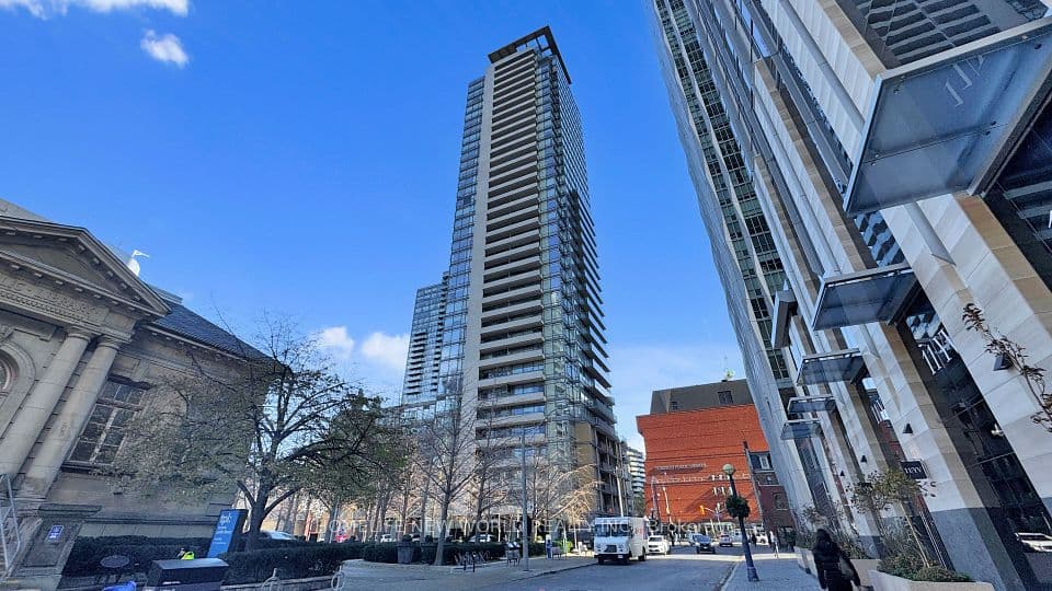 18 Yorkville Avenue 312, Toronto, ON M4W 3Y8 – main photo