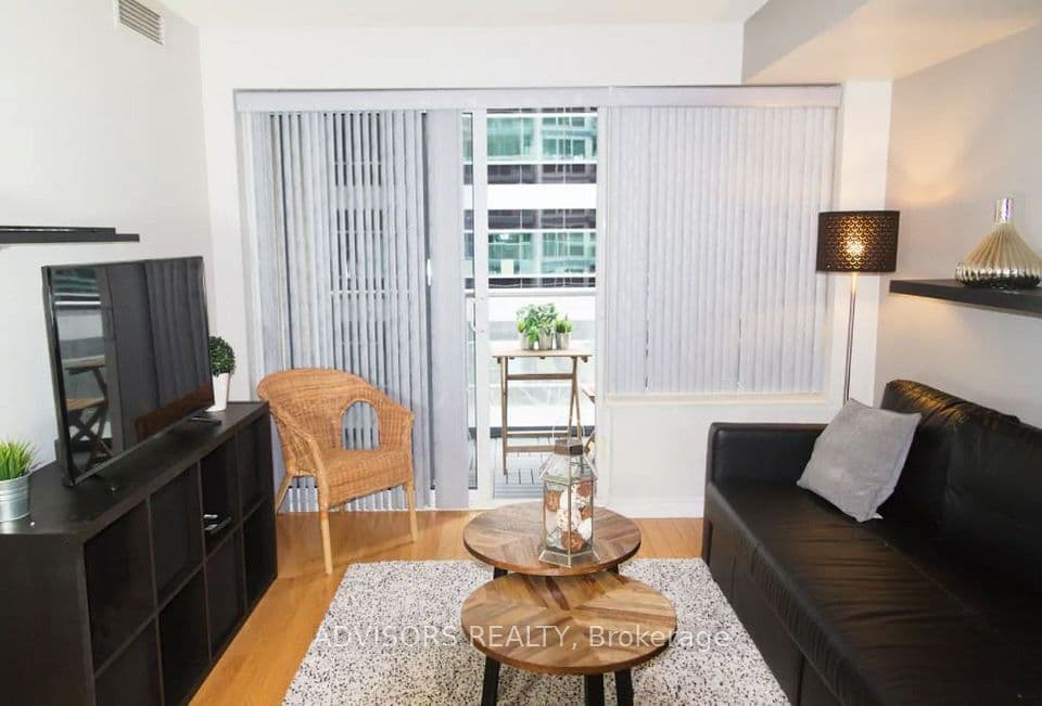270 Wellington Street 413, Toronto, ON M5V 3P5 – main photo