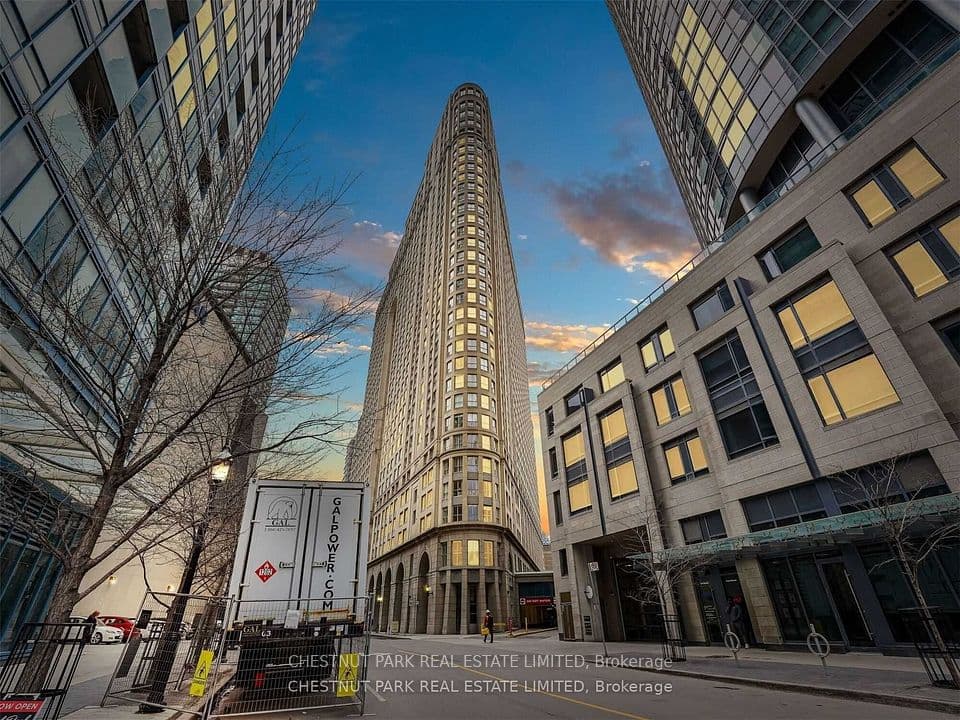 25 The Esplanade 2107, Toronto, ON M5E 1W5 – main photo