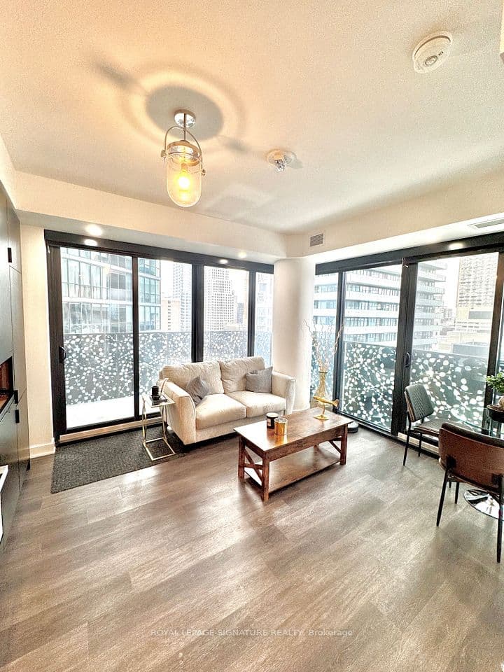55 Charles Street E 1510, Toronto, ON M4Y 1S9 – main photo