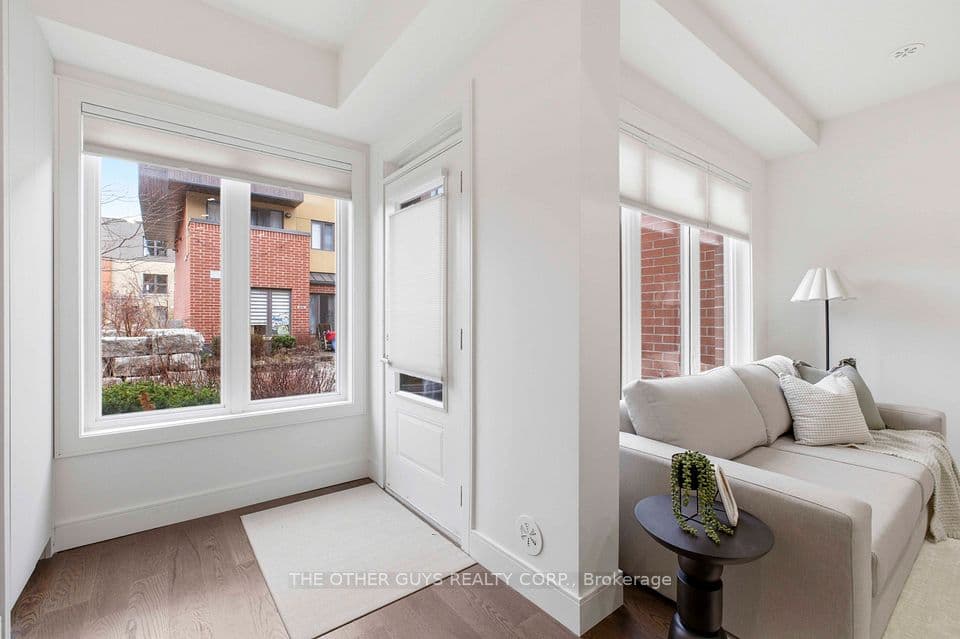 9R Clintwood Gate 18, Toronto, ON M3A 0A8 – main photo