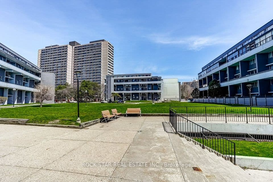 10 Sunny Glenway 708, Toronto, ON M3C 2Z3 – photo 2