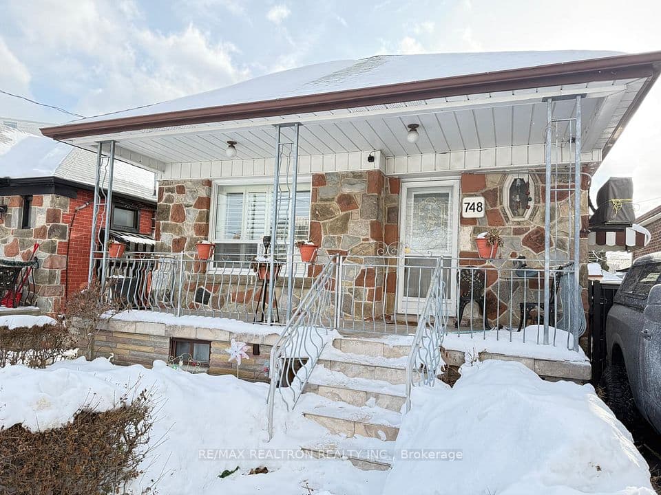 748 Vaughan Road, Toronto, ON M6E 2Z2 – photo 2