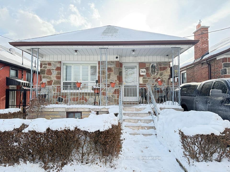 748 Vaughan Road, Toronto, ON M6E 2Z2 – main photo
