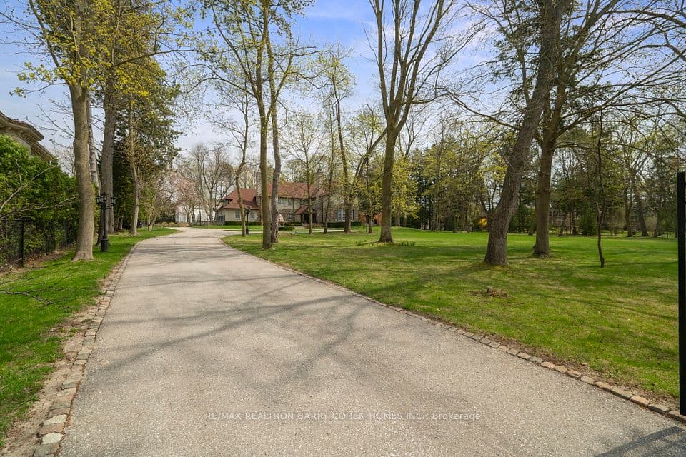15 Park Lane Circle, Toronto, ON M3B 1Z8 – main photo