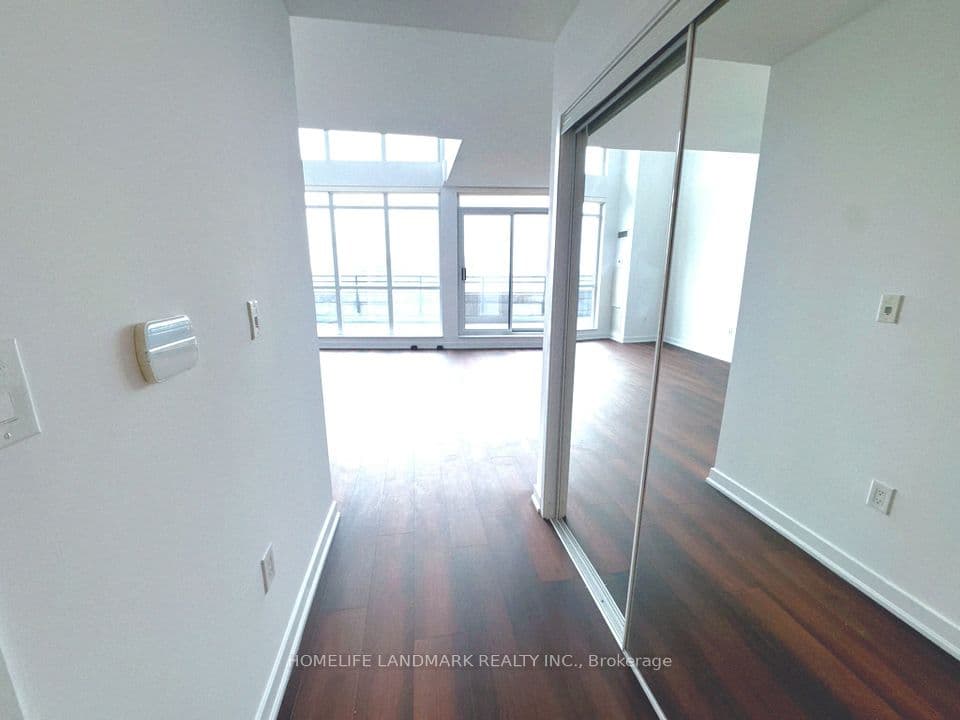 8 Telegram Mews 833, Toronto, ON M5V 3Z5 – photo 2