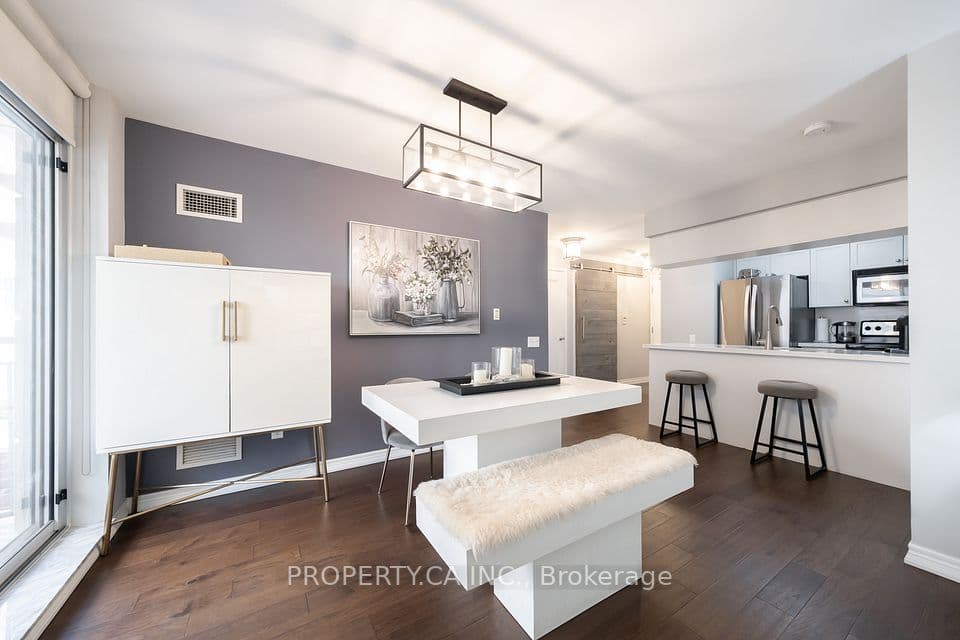 60 St Clair Avenue W 202, Toronto, ON M4V 1M1 – photo 3