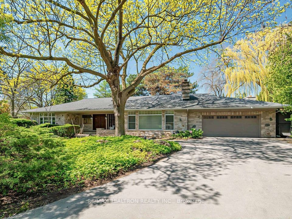 11 Mead Court, Toronto, ON M2L 2A5 – main photo