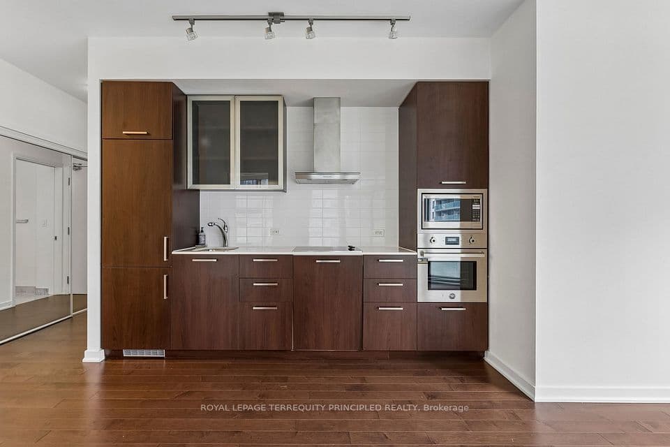 12 York Street 307, Toronto, ON M5J 0A9 – photo 2