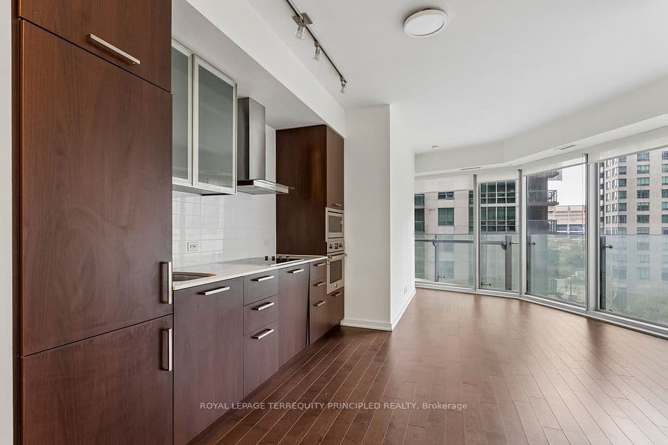 12 York Street 307, Toronto, ON M5J 0A9 – photo 3
