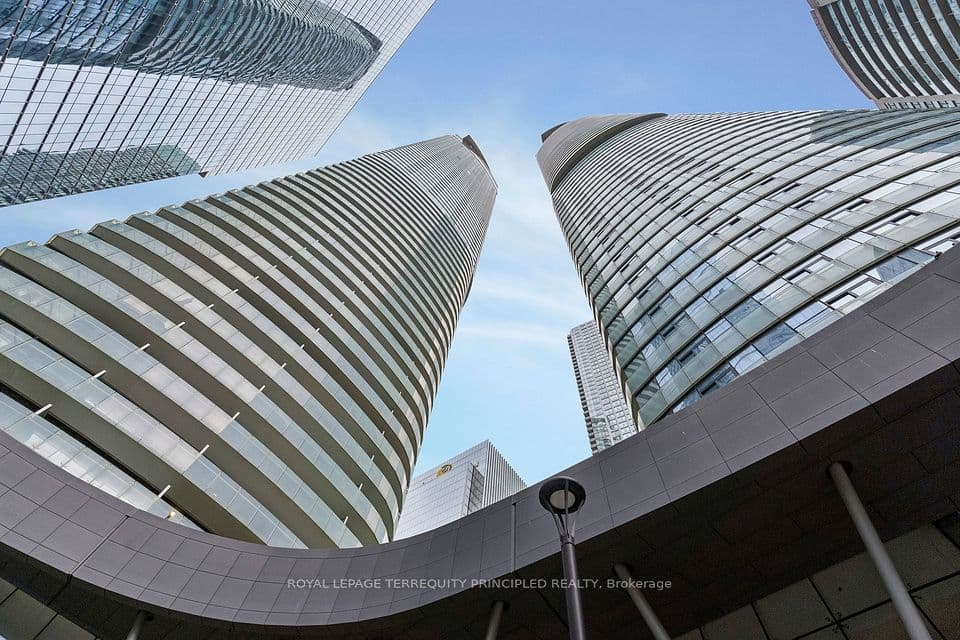 12 York Street 307, Toronto, ON M5J 0A9 – main photo
