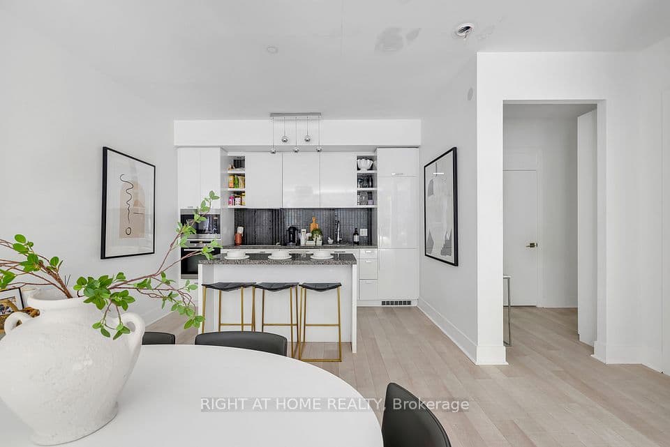 32 Davenport Road TH 101, Toronto, ON M5R 1H3 – photo 3