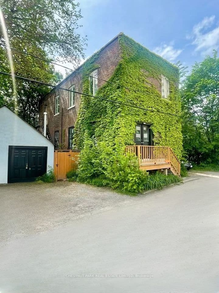 156 Sussex Mews, Toronto, ON M5S 2K1 – main photo