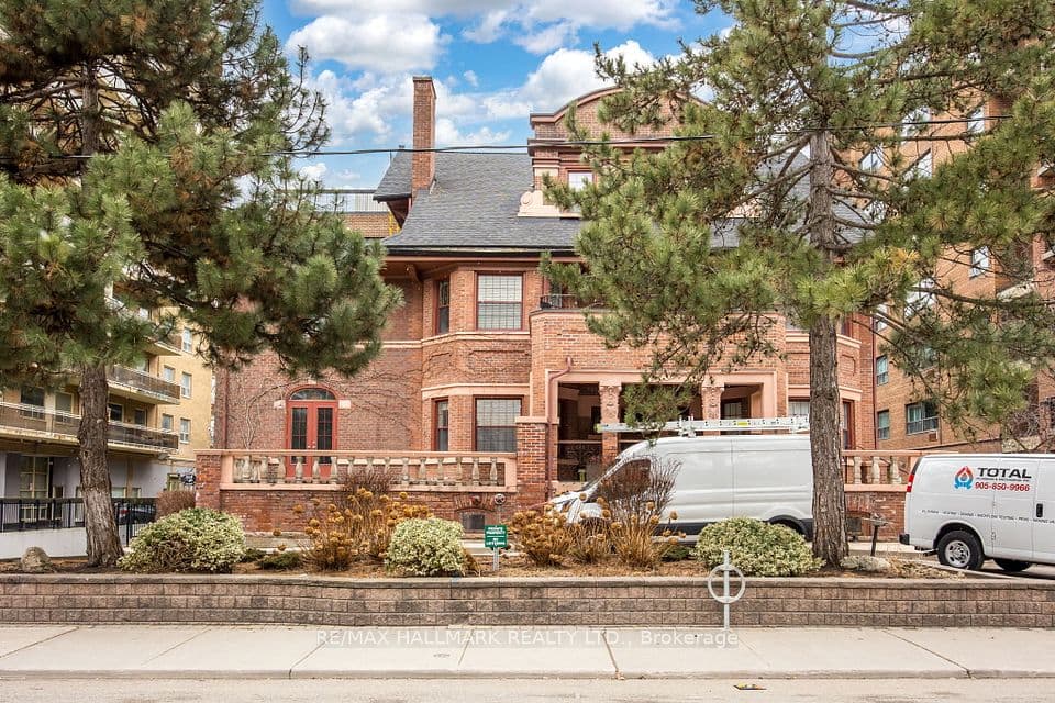 212 St George Street 203, Toronto, ON M5R 2N5 – main photo