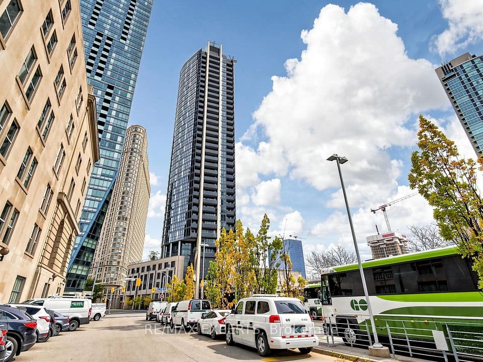 1 The Esplanade Drive 2305, Toronto, ON M5E 0A8 – main photo