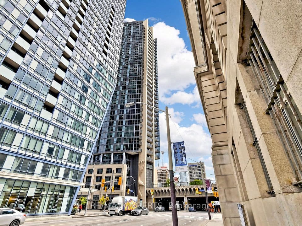 1 The Esplanade Drive 2305, Toronto, ON M5E 0A8 – photo 3