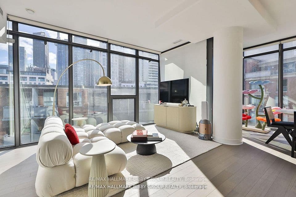 15 Beverley Street 710, Toronto, ON M5T 1X8 – photo 2