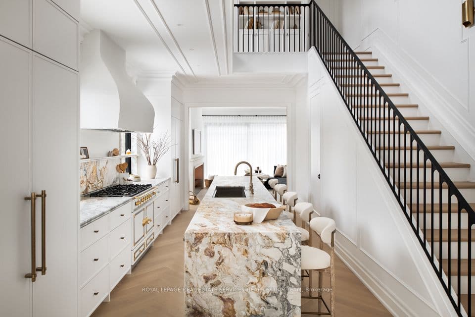 23 Lippincott Street, Toronto, ON M5T 2R4 – main photo