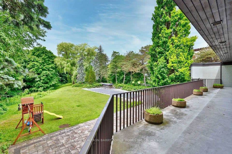 14 Park Lane Circle, Toronto, ON M3B 1Z7 – photo 3