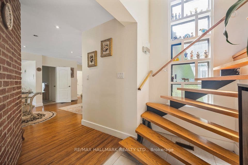 19 Talwood Drive, Toronto, ON M3B 2P4 – main photo