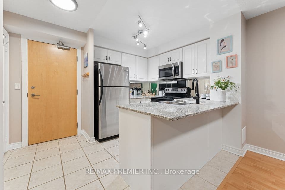 212 Eglinton Avenue E 307, Toronto, ON M4P 0A3 – main photo