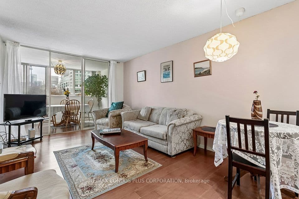 15 Maitland Place 204, Toronto, ON M4Y 2X3 – main photo