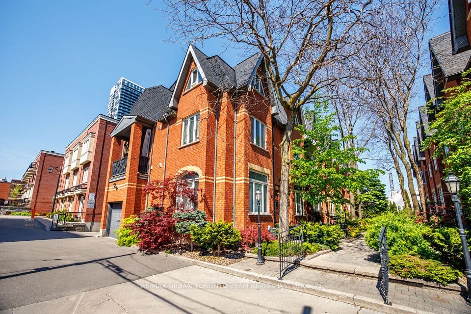12 Old Primrose Lane, Toronto, ON M5A 4T1 – main photo