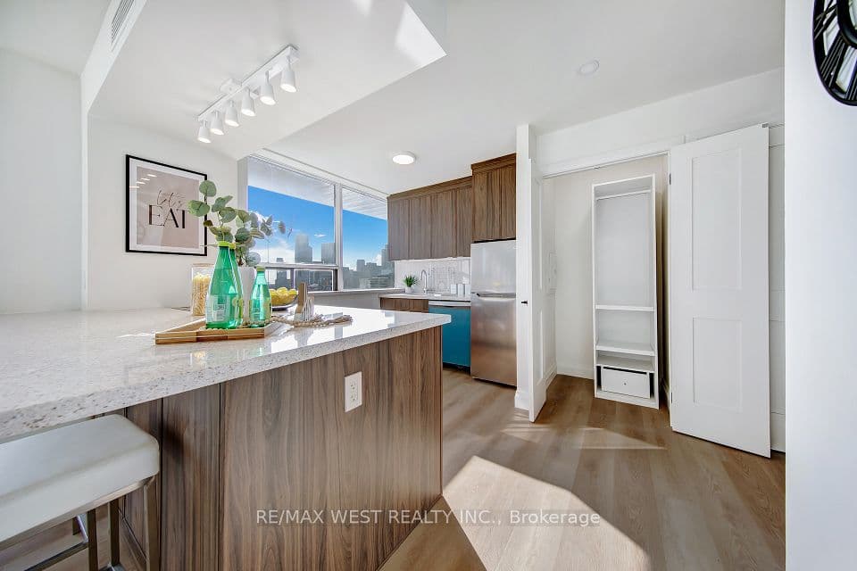 914 Yonge Street 1202, Toronto, ON M4W 3C8 – photo 3