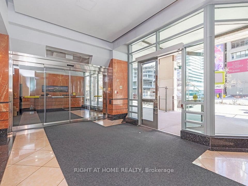 10 Yonge Street 1706, Toronto, ON M5E 1R4 – photo 2