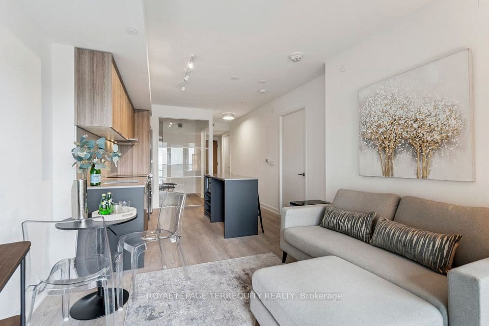 8 Tippett Road 809, Toronto, ON M3H 0E7 – main photo