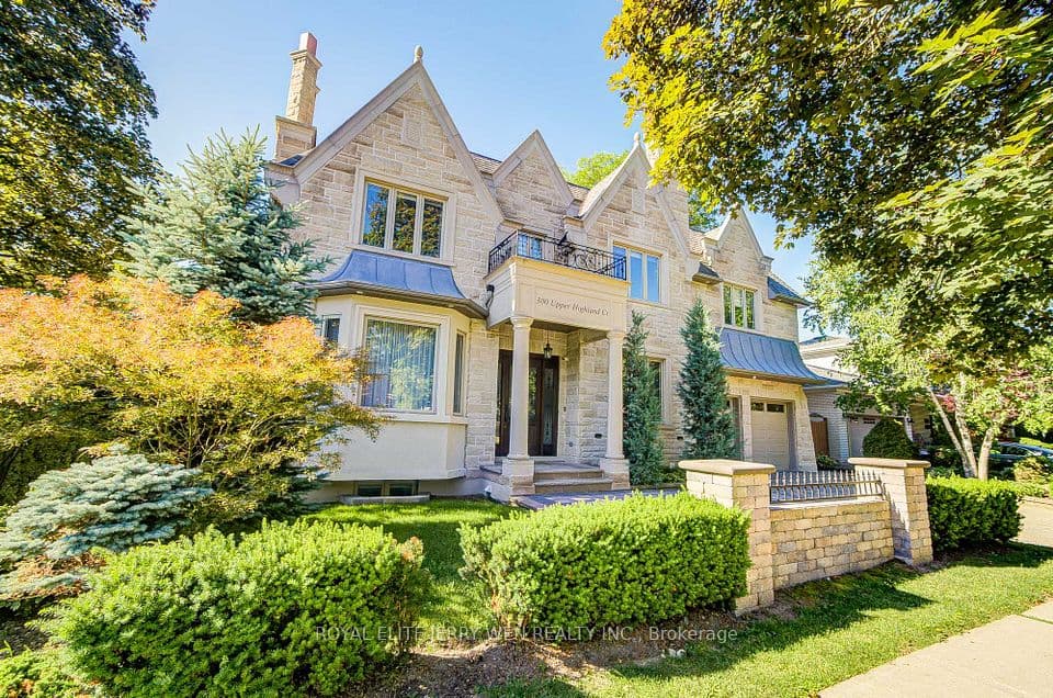 300 Upper Highland Crescent, Toronto, ON M2P 1V5 – main photo