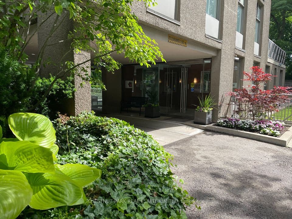 423 Avenue Road 8, Toronto, ON M4V 2H7 – main photo