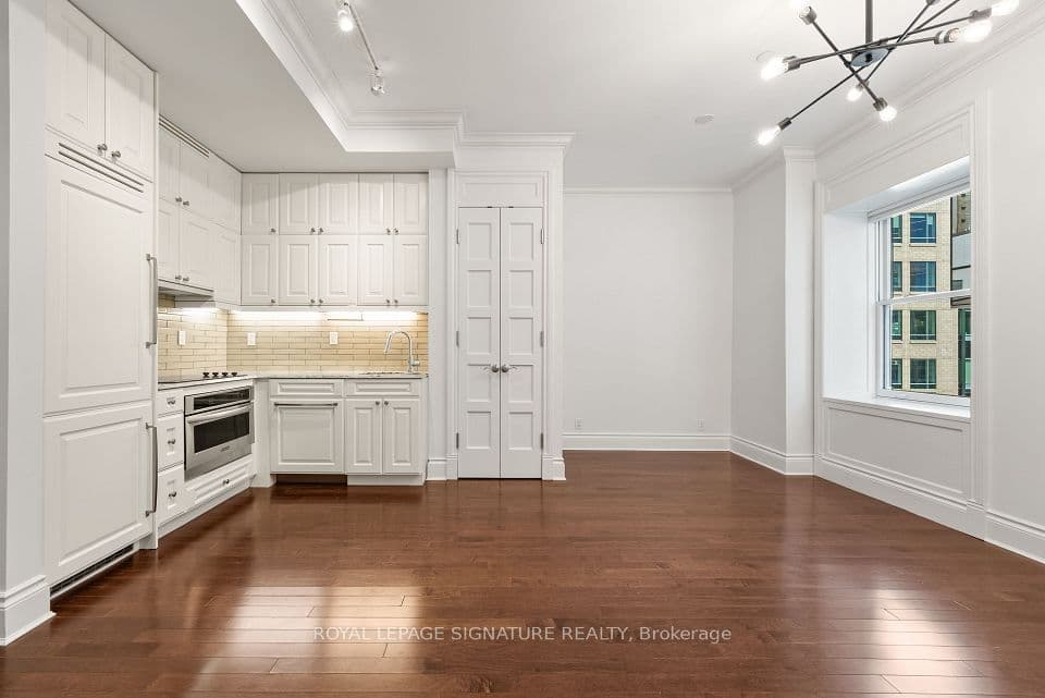 22 Leader Lane 542, Toronto, ON M5E 0B2 – main photo