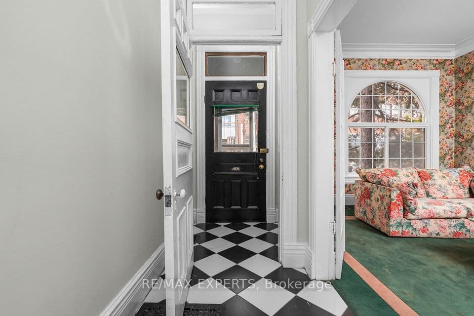 382 Bathurst Street, Toronto, ON M5T 2S6 – photo 3