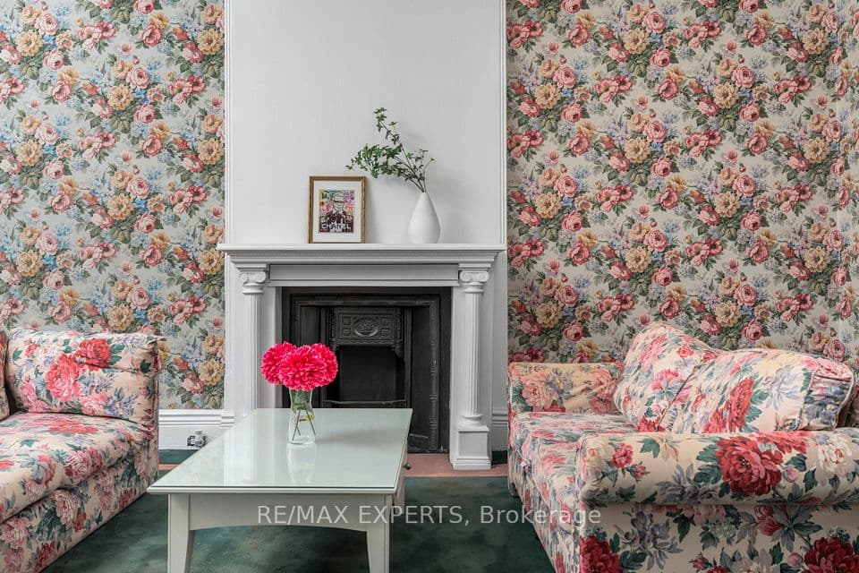 382 Bathurst Street, Toronto, ON M5T 2S6 – main photo