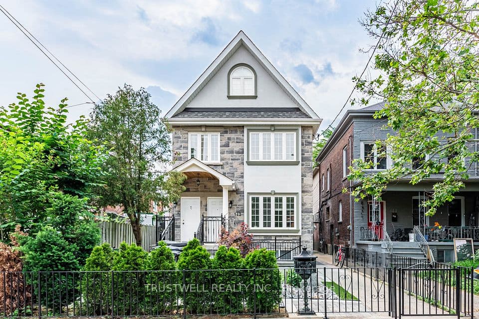 142 Borden Street, Toronto, ON M5S 2N3 – main photo
