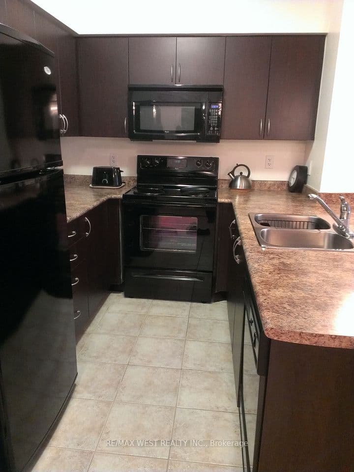 872 Sheppard Avenue W 316, Toronto, ON M3H 2T5 – photo 3