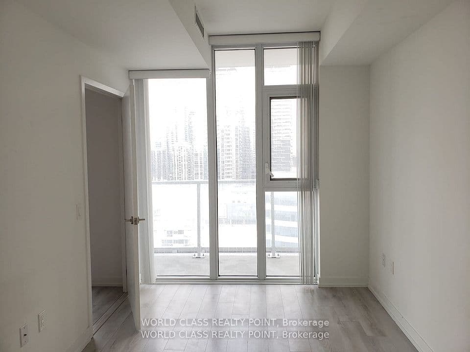 33 Helendale Avenue 1404, Toronto, ON M4R 0A4 – photo 3