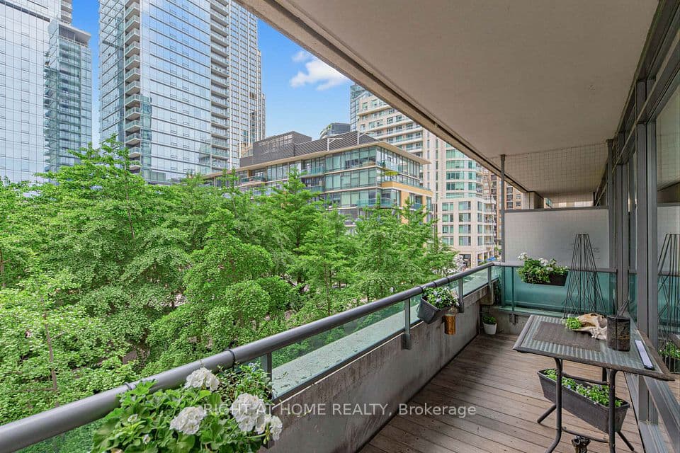 18 Yorkville Avenue 305, Toronto, ON M4W 3Y8 – photo 2