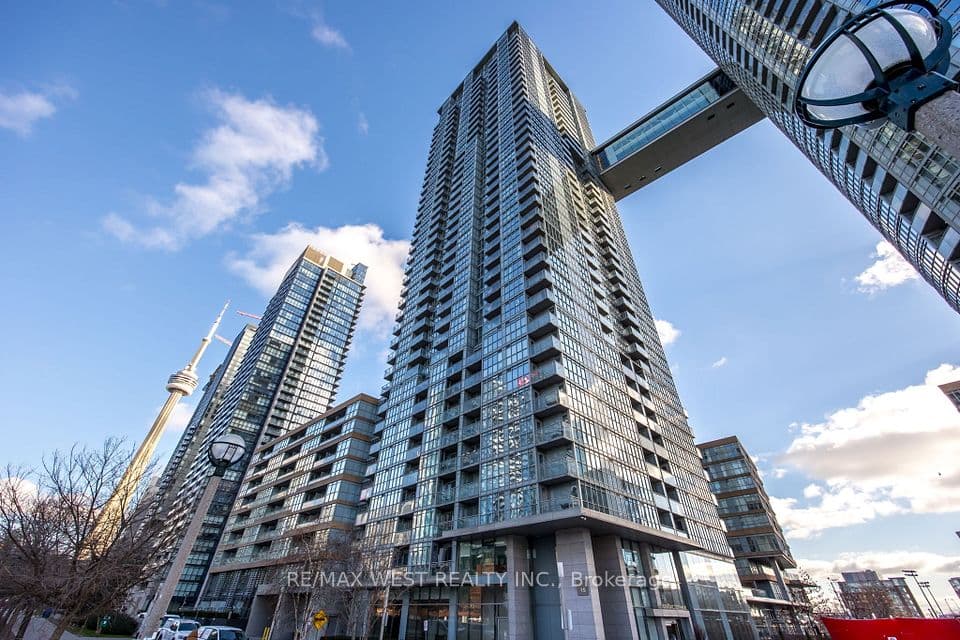15 Iceboat Terrace 1106, Toronto, ON M5V 4A5 – main photo