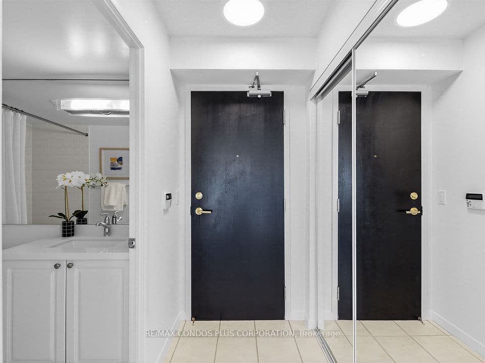 18 Yonge Street 1012, Toronto, ON M5E 1Z8 – photo 3