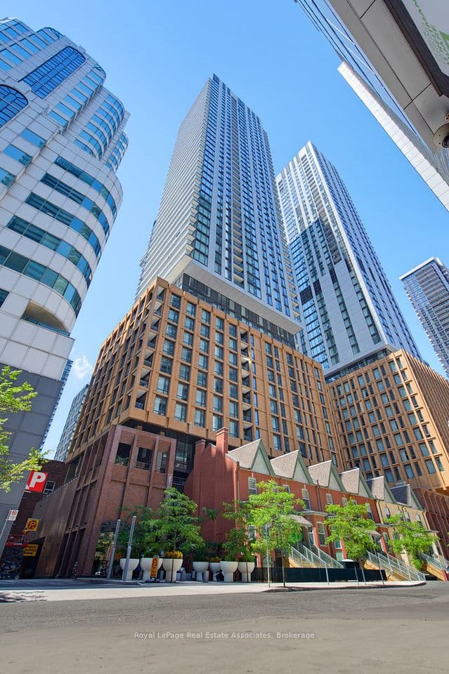 8 Widmer Street 2403, Toronto, ON M5V 0W6 – main photo